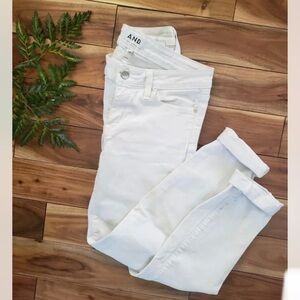 A.N.D. White Distressed Cuff Skinny Jean size 26